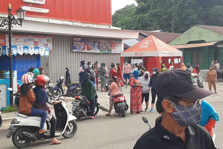 Kondisi depan mini market saat korban jatuh pingsan dan meninggal di Jalan Kampung Cina RT 05  Kelurahan Teluk Bayur, Berau, Kaltim, Sabtu (12/3/2022).