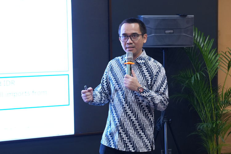 Chief Economist and Head of Research Mirae Asset Rully Arya Wisnubroto menyampaikan pandangan mengenai dinamika pasar dan pergerakan IHSG dalam sebuah paparan.
