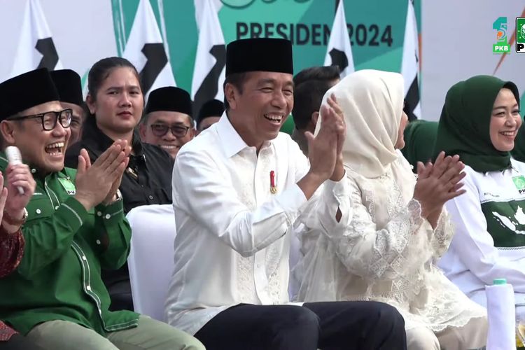 Presiden Joko Widodo saat menghadiri acara peringatan Hari Lahir ke-25 Partai Kebangkitan Bangsa (PKB) di Stadion Manahan, Solo, Minggu (23/7/2023).