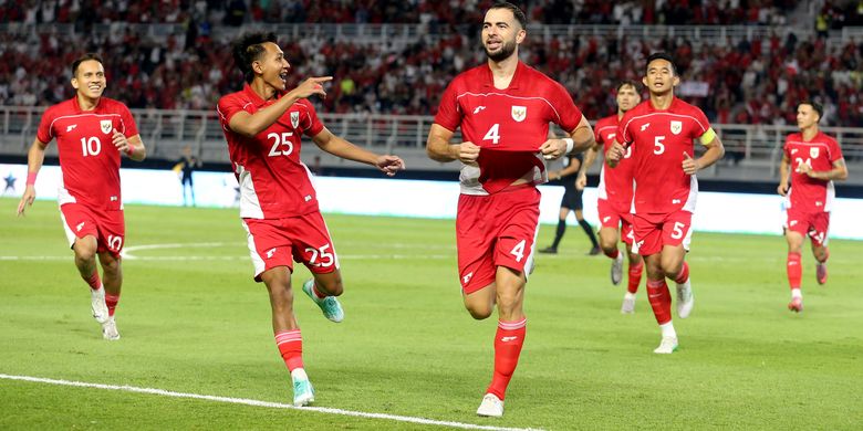 Pemain timnas Indonesia Jordi Amat selebrasi usai menjebol gawang Taiwan saat laga FIFA Matchday yang berakhir dengan skor 6-0  berlangsung di Stadion Gelora Bung Tomo Surabaya, Jawa Timur, Jumat (5/9/2025) malam.
