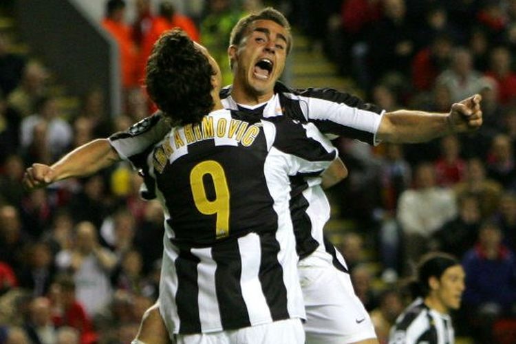 Dua pemain Juventus Fabio Cannavaro dan Zlatan Ibrahimovic merayakan gol ke gawang Liverpool pada ajang Liga Champions di Stadion Anfield, 5 April 2005. 