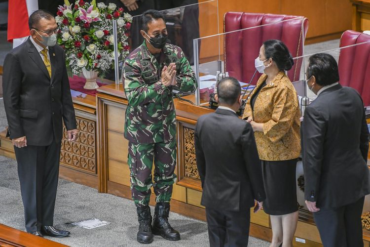 Ketua DPR Puan Maharani (kedua kanan) bersama Wakil Ketua DPR Lodewijk F. Paulus (kiri), Sufmi Dasco Ahmad (ketiga kanan), Rachmat Gobel (kanan) berbincang dengan Calon Panglima TNI Jenderal TNI Andika Perkasa (kedua kiri) usai sidang paripurna di kompleks Parlemen, Jakarta, Senin (8/11/2021). DPR menyepakati penetapan Jenderal TNI Andika Perkasa sebagai Panglima TNI setelah melalui uji kepatutan dan kelayakan di Komisi I DPR. ANTARA FOTO/Galih Pradipta/foc.