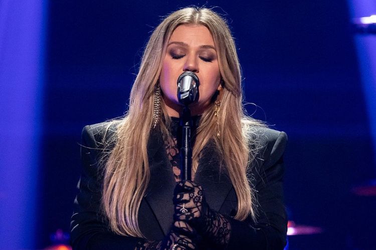 Kelly Clarkson alami wardrobe malfunction di atas panggung