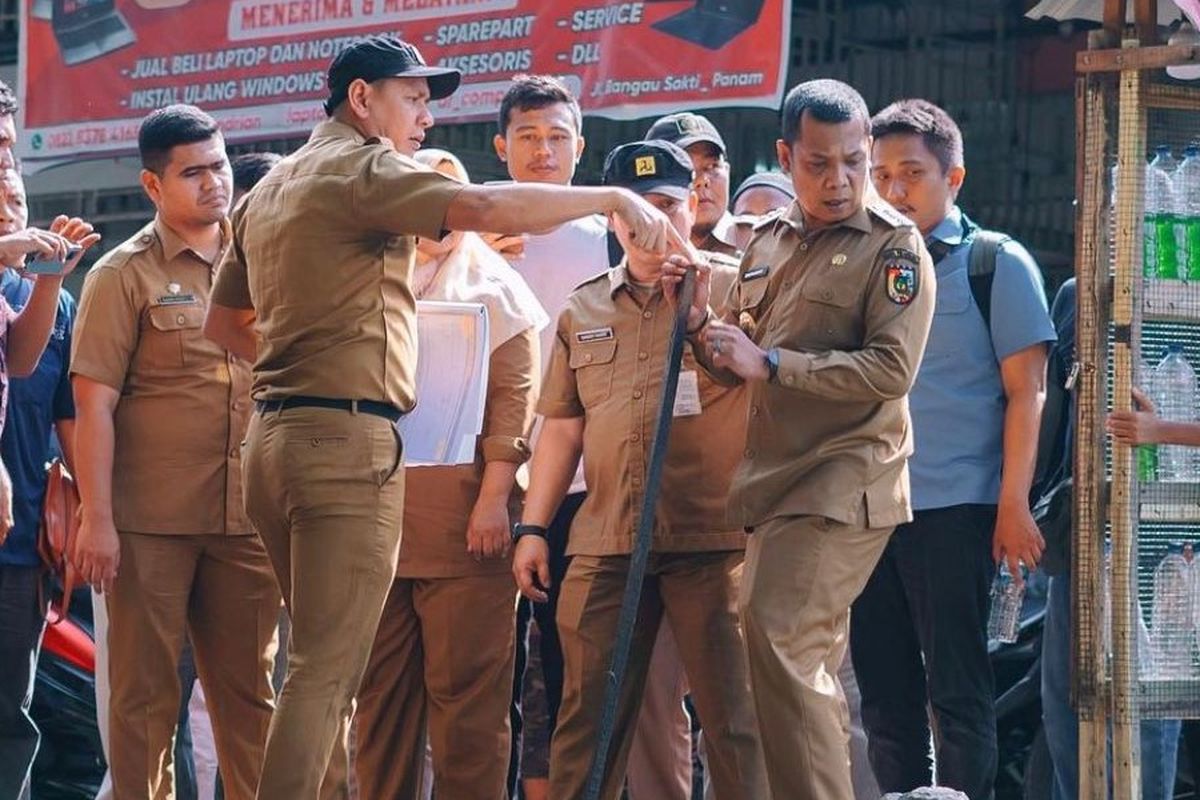 Kepala Dinas Pekerjaan Umum dan Penataan Ruang (PUPR) Kota Pekanbaru Edward Riansyah bersama Penjabat (Pj) Wali Kota (Walkot) Pekanbaru Muflihun.
