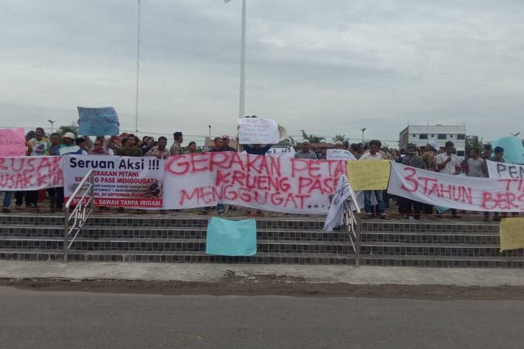Ratusan petani di Aceh Utara tergabung didalam Aliansi Gerakan Petani Krueng Pase berdemonstrasi aksi di depan Kantor Bupati Aceh Utara di Landing, Kecamatan Lhoksukon, Senin (4/9/2023).