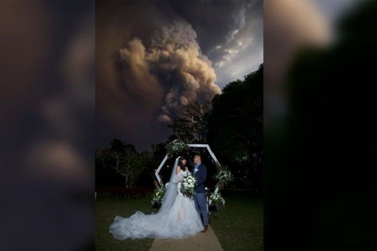 Chino dan Kat Vaflor menikah dengan latar belakang erupsi Gunung Taal di Filipina, yang diabadikan fotografer Randolf Evan. Gunung Taal meletus pada Minggu (12/1/2020), memaksa puluhan ribu orang mengungsi dan ratusan penerbangan ditutup.