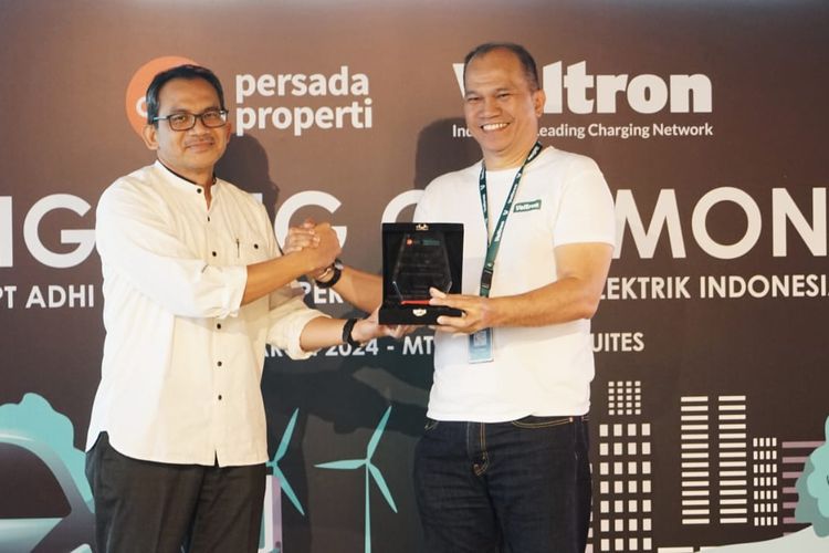 Direktur Utama PT Adhi Persada Properti Harry Wibowo (kiri) dan Direktur Utama PT Exelly Elektrik Indonesia Abdul Rahman Elly (kanan) dalam seremoni kerja sama pembangunan stasiun pengisian kendaraan listrik umum (SPKLU).