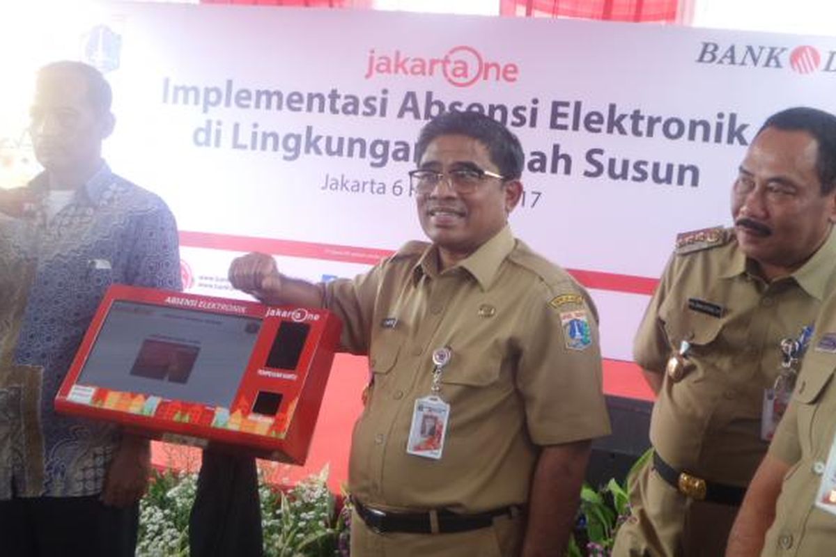 Plt Gubernur DKI Jakarta Sumarsono saat melaunching  mesin absensi di Rusun Pesakih, Jakarta Barat, Senin (6/2/2017)