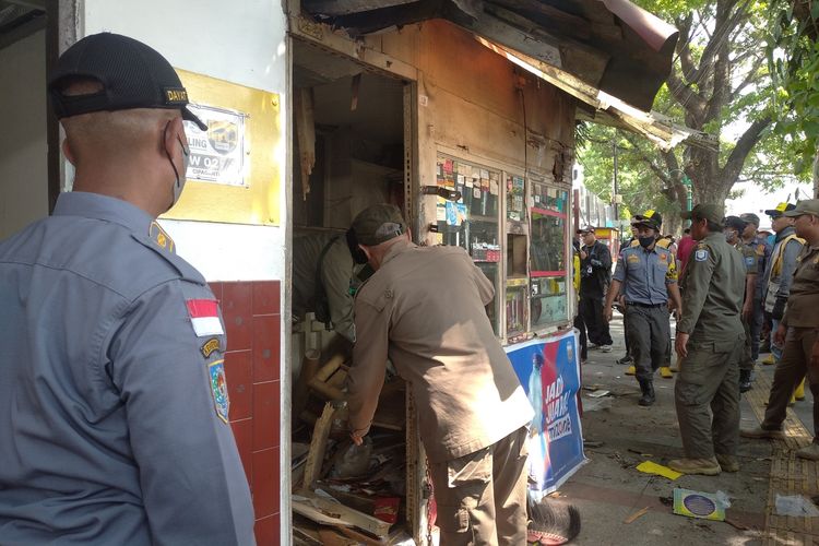 Satpol PP Tertibkan Puluhan Bangunan Liar dan Reklame di Jalan Cihampelas Bandung