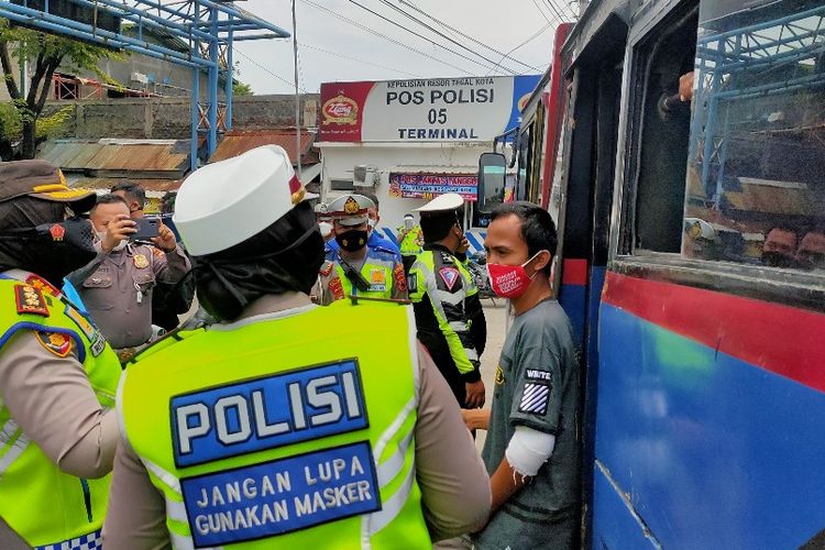 Dokumentasi: Kapolres Tegal Kota AKBP Rita Wulandari dan Kasatlantas AKP Nuraini Rosyidah meminta penumpang yang baru turun dari bus luar kota untuk menjalani tes swab di Terminal Bus Kota Tegal, Jawa Tengah, 18 Februari 2021 lalu