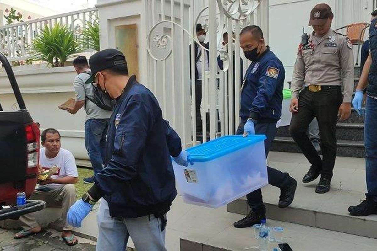 Petugas menenteng boks plastik yang diduga berisi barang bukti yang disita dari dalam rumah mewah nomor 28, Jumat (19/8/2022). TRIBUN-MEDAN/ALFIANSYAH 

