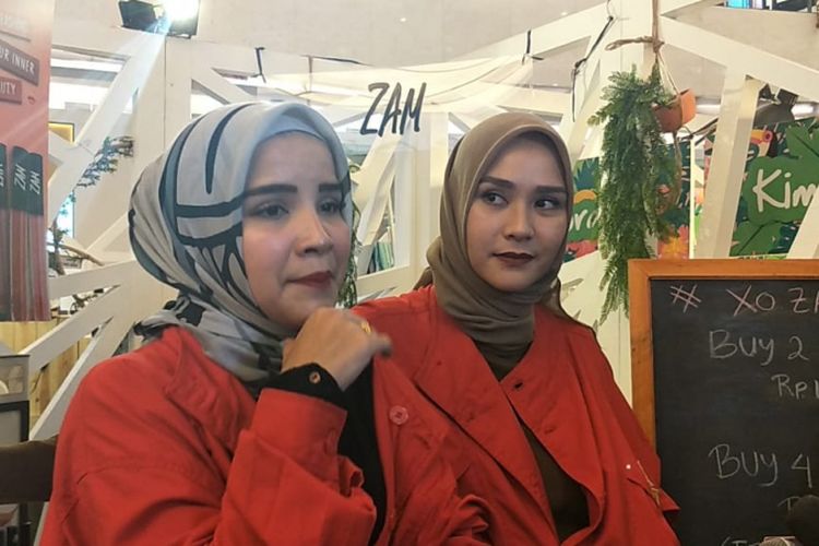 Zaskia Adya Mecca dan kakaknya, Tasya Nur Medina saat ditemui di Lippo Mall Kemang, Jakarta Selatan, Sabtu (3/11/2018),