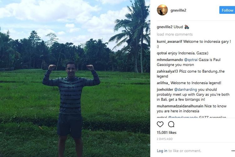 Legenda Manchester United, Gary Neville, ketika menikmati suasana persawahan di kawasan Ubud, Bali.