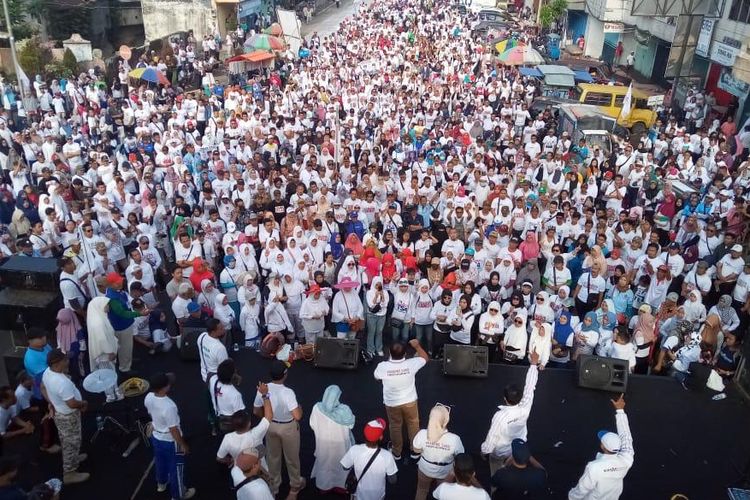 Puluhan Ribu Relawan Prabowo- Sandi Mengikuti Jalan Sehat di Ruas Protokol Kabupaten Jember, Jawa Timur, Minggu (7/4/2019)