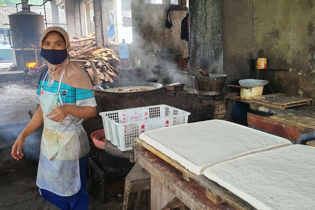 Perajin Tahu di Padukuhan Sumbermulyo, Kalurahan Kepek, Gunungkidul