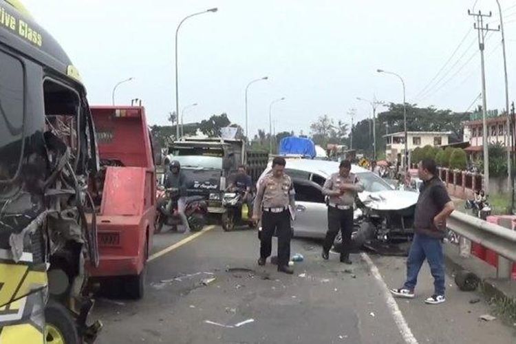 Sejumlah kendaraan terlibat kecelakaan beruntun di Jalan Lingkar Timur, Kampung Loa, Desa Maleber, Kecamatan Karangtengah, Kabupaten Cianjur. Akibatnya lima orang mengalami luka-luka, Kamis (17/4/2025). 
