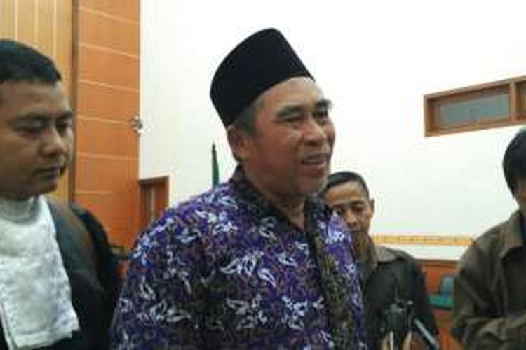Naman Sanip (kanan), terdakwa yang diduga menghadang calon wakil gubernur DKI Jakarta Djarot Saiful Hidayat, bersama penasihat hukumnya, Abdul Haris (kiri), di Pengadilan Negeri Jakarta Barat, Kamis (15/12/2016).