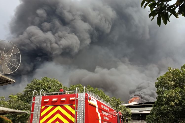 Kebakaran Pabrik Lampu di Tangerang Belum Padam, Damkar Terkendala Angin Kencang dan Kardus
