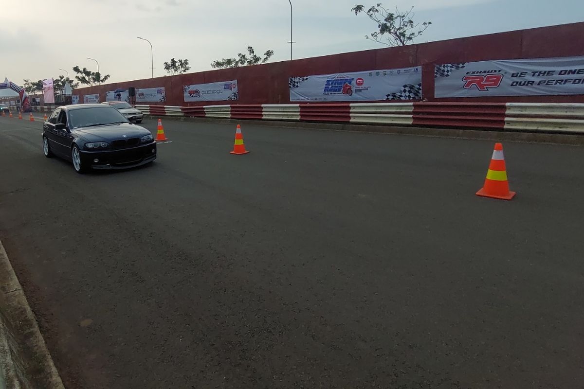 Suasana pengendara mobil yang mengikuti ajang street race yang digelar di BSD, Pagedangan, Kabupaten Tangerang, Minggu (24/4/2022).