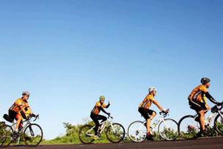 Peserta Tambora Bike memasuki etape terakhir dari Pidang Sumbawa Besar menuju Dorocanga, Nusa Tenggara Barat, Barat, Sabtu (11/4/2015). Etape terakhir akan ditempuh sejauh lebih dari 120 kilometer.