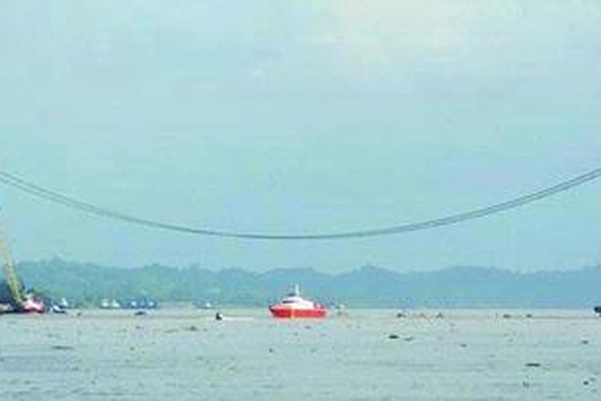 Dua tiang pancang Jembatan Kartanegara di Tenggarong, Kutai Kartanegara, Kalimantan Timur, masih berdiri, Minggu (27/11). Jembatan yang melintas di atas Sungai Mahakam sepanjang 710 meter ini runtuh pada Sabtu (26/11/2011) sekitar pukul 16.15 Wita. 