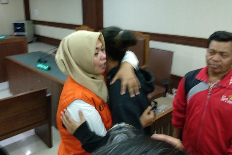 Ina Yuniarti, wanita penyebar video viral  ancaman penggal kepala Presiden Joko Widodo (Jokowi) divonis bebas di Pengadilan Negeri Jakarta Pusat pada Senin (14/10/2019).