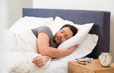 Ilustrasi tidur sesuai waktu ideal.