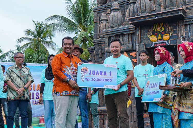 Acara penyerahan penghargaan Apresiasi Desa Wisata Riau Tahun 2022 di Desa Wisata Bangko Mukti, Kecamatan Bangko Pusako, Kabupaten Rokan Hilir, Riau, Jumat (23/12/2022).
