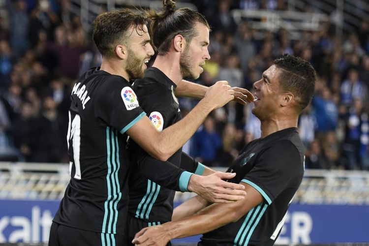 Penyerang Real Madrid, Gareth Bale (tengah), mendapat sambutan dari Casemiro (tengah) dan Borja Mayoral, setelah mencetak gol ke gawang Real Sociedad dalam pertandingan La Liga di Stadion Anoeta, San Sebastian, Minggu (17/9/2017).