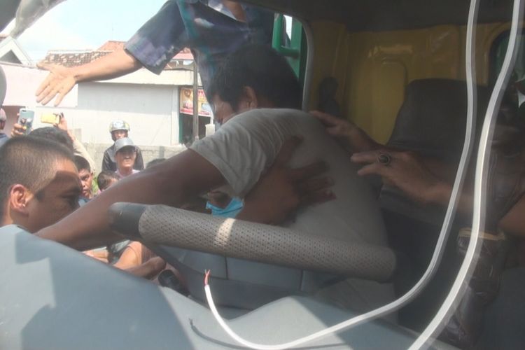 Warga berusaha mengeluarkan sopir truk yang terjepit di bagian kanin truk usai bertabrakan dengan mobil boks di jalintim Palembang-Lampung KM 37 Indralaya Ogan Ilir Selasa petang