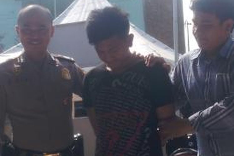 Pelaku pemerasan yang mengaku sebagai anggota kepolisian diamankan anggota Polsek Cihideung, Senin (1/9/2014).