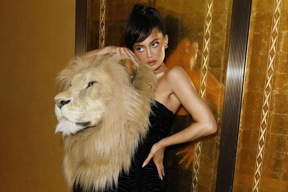 Kylie Jenner dalam Paris Fashion Week dengan gaun kepala singa