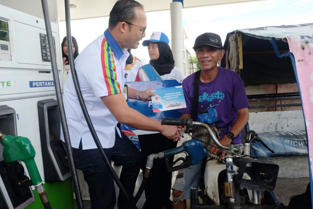 Hari Pelanggan Nasional, Retail Fuel Marketing Manager Pertamina MOR I, Agus Taufik Harahap. menyerahkan bingkisan dan kartu ucapan kepada konsumen Pertamax, Senin (4/9/2017)