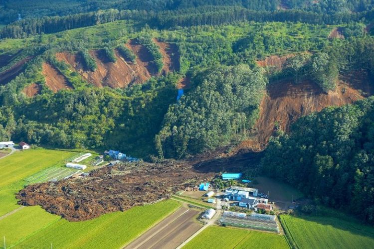 Rumah-rumah di kota Atsuma, prefektur Hokkaido, Jepang, diterjang longsor akibat gempa pada Kamis (6/9/2018). (AFP/Jiji Press)