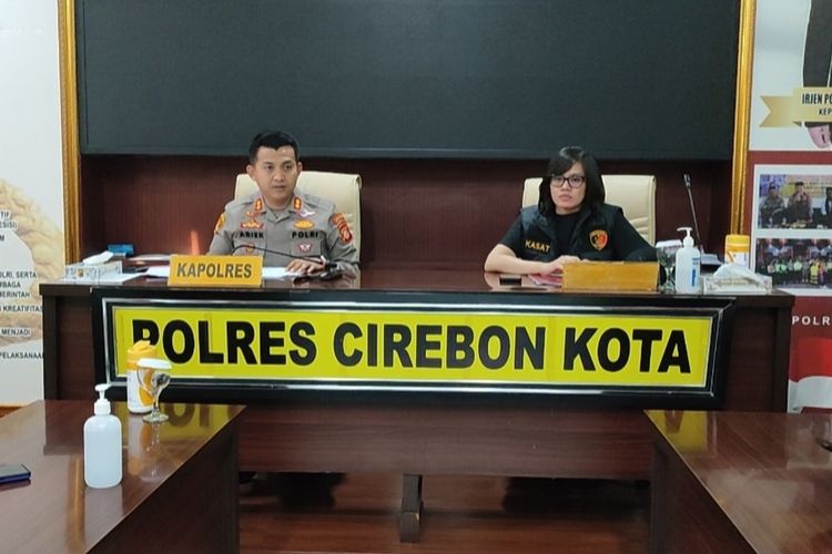 Kapolres Cirebon Kota AKBP Ariek Indra Sentanu, bersama kasat Reskrim AKP Perida Panjaitan, memberikan keterangan terkait penanganan kasus dugaan PNS dan Oknum Polri pangkat AKP