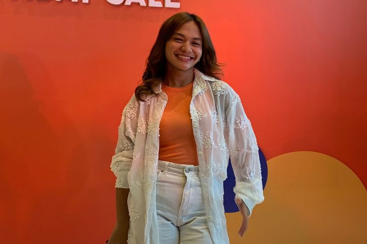 Artis Amel Carla saat ditemui dalam konferensi pers 12.12 Birthday Sale Shopee di kawasan Jakarta Selatan, Kamis (17/11/2022). 