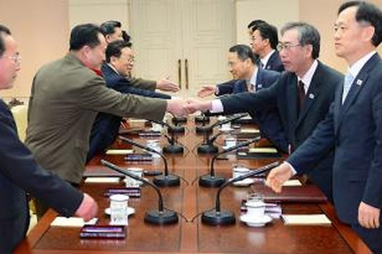 Ketua delegasi Korea Selatan Kim Kyu-hun (ketiga di kanan) menjabat tangan rekannya dari Korea Utara Wing Dong Yeon dalam dialog tingkat tinggi kedua Korea di Panmunjom.