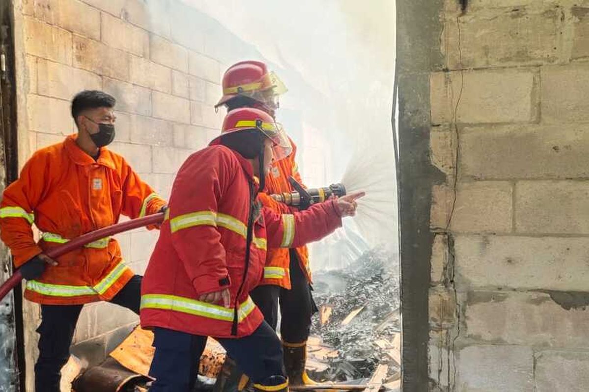 Petugas Damkar berjibaku memadamkan kobaran api di pabrik bahan triplek di Desa/Kecamatan Baron, Kabupaten Nganjuk, Jawa Timur, Senin (29/8/2022). Doc:Damkar Nganjuk