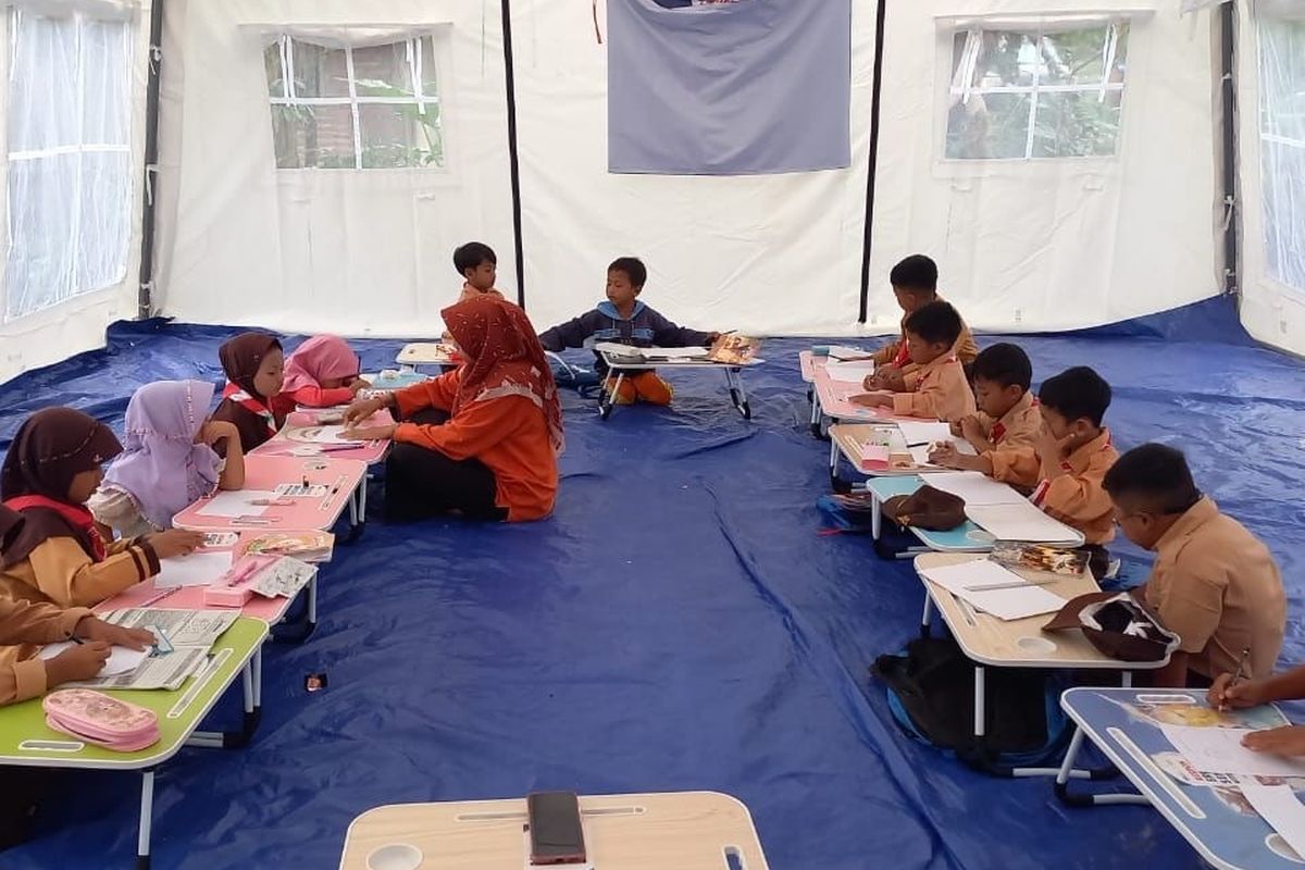 Pemerintah menargetkan seluruh siswa telah berpindah dari tenda darurat ke fasilitas belajar yang lebih layak sebelum tahun ajaran baru 2026 dimulai.