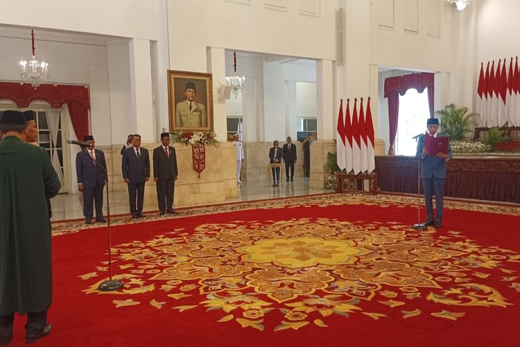 Presiden Joko Widodo saat melantik Amran Sulaiman sebagai Menteri Pertanian di Istana Negara, Rabu (25/10/2023).