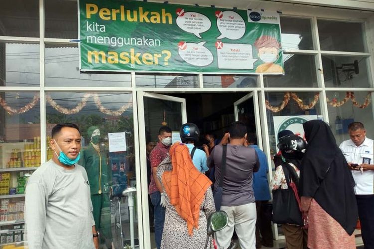 Warga Kota Ternate beramai-ramai beli masker dengan membawa kartu keluarga di Markson Medika Jaya, salah satu distributor obat dan alat kesehatan, Selasa (24/3/2020)