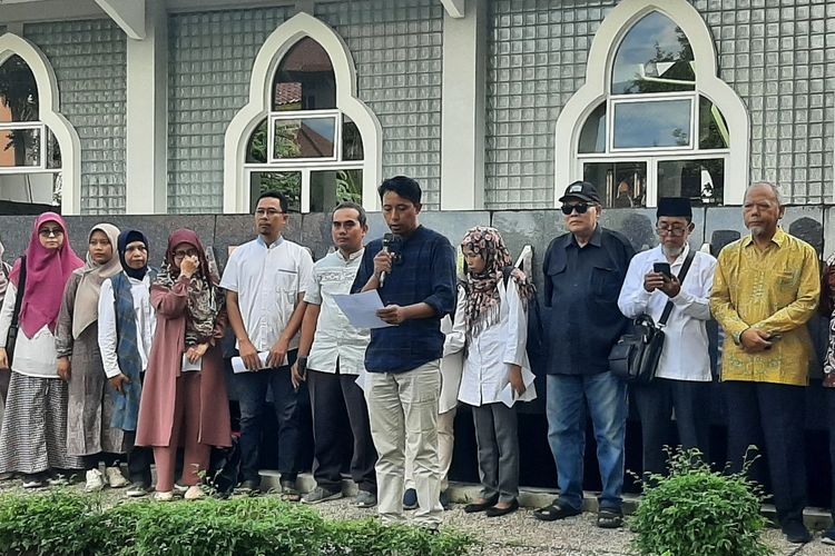 Sivitas akademika Universitas Islam Negeri (UIN) Sunan Kalijaga Yogyakarta menyampaikan seruan moral Kalijaga. Seruan moral ini digelar di halaman laboratorium agama Masjid Sunan Kalijaga, Senin (5/02/2024).