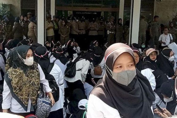 Ribuan calon Aparatur Sipil Negara dan PPPK di Kabupaten Subang, Jawa Barat melakukan aksi unjuk rasa di kantor DPRD Kabupaten Subang, Jumat (14/3/20225). 