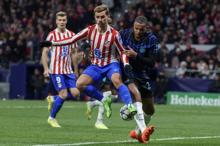 Penyerang Atletico Madrid Antoine Griezmann berebut bola dengan bek Inter Milan Manuel Akanji pada laga Liga Champions UEFA antara Atletico Madrid dan Inter Milan di Stadion Metropolitano di Madrid pada 26 November 2025.
