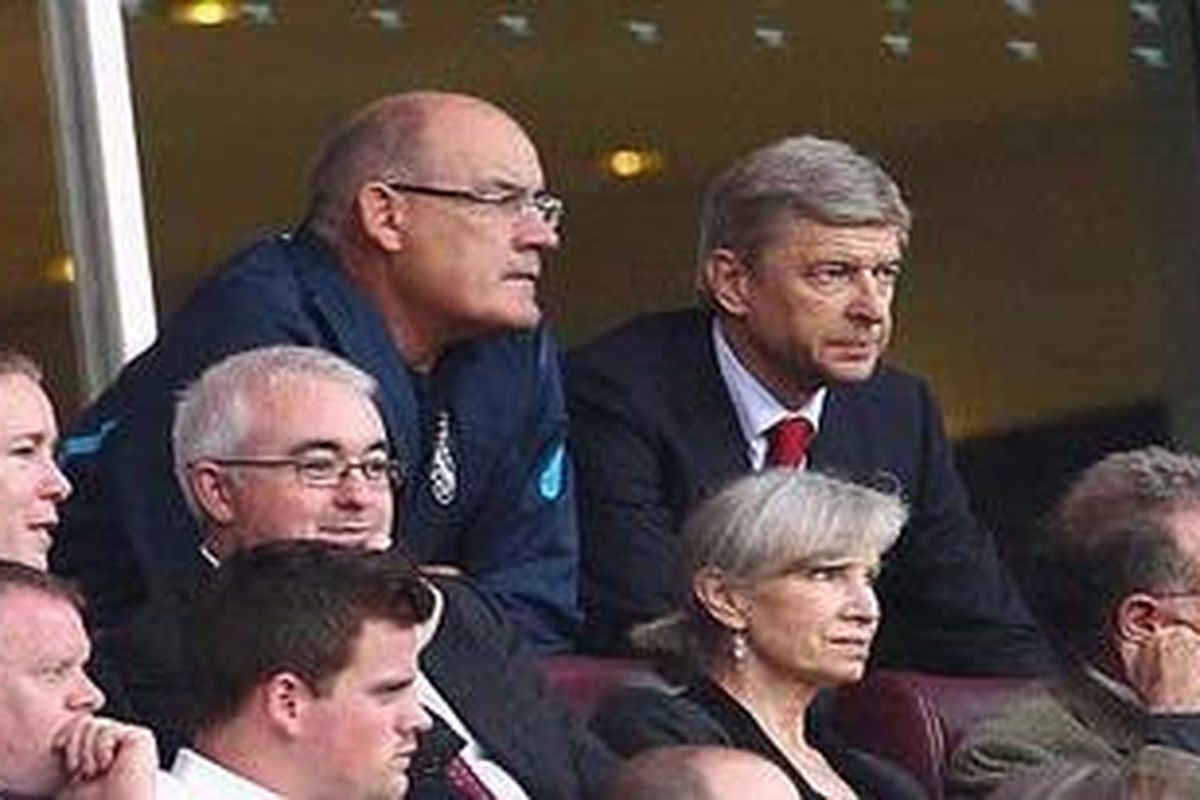 Manajer Arsenal, Arsene Wenger (kanan atas) didampingi asistennya, Boro Primorac, menyaksikan timnya bermain dari tribun penonton, pada leg pertama kualifikasi Liga Champions, di Emirates, Selasa (16/8/2011).