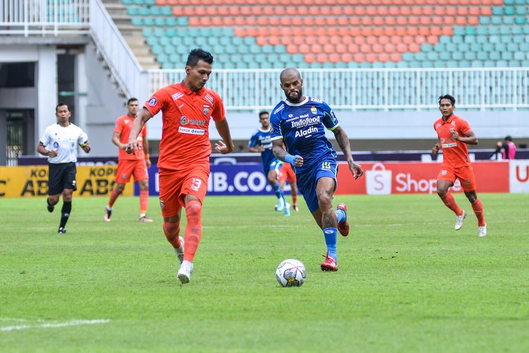 David da Silva penyerang Persib Bandung membayangi bek Borneo FC Samarinda Agung Prasetyo yang tengah menguasai bola dalam pertandingan pekan ke-20 Liga 1 2022-2023, Kamis (26/1/2023) di Stadion Pakansari, Kabupaten Bandung. 