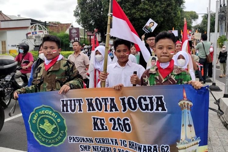 Dalam rangka memeriahkan HUT ke-266 Kota Yogyakarta, SMPN 8 Yogya mengadakan karnaval, Rabu (5/10/2022).