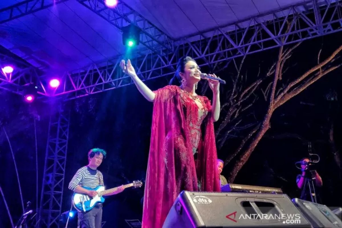 Penyanyi Krisdayanti saat tampil di Reyog Jazz Ponorogo, Telaga Ngebel, Jawa Timur, Sabtu (12/10/2019).