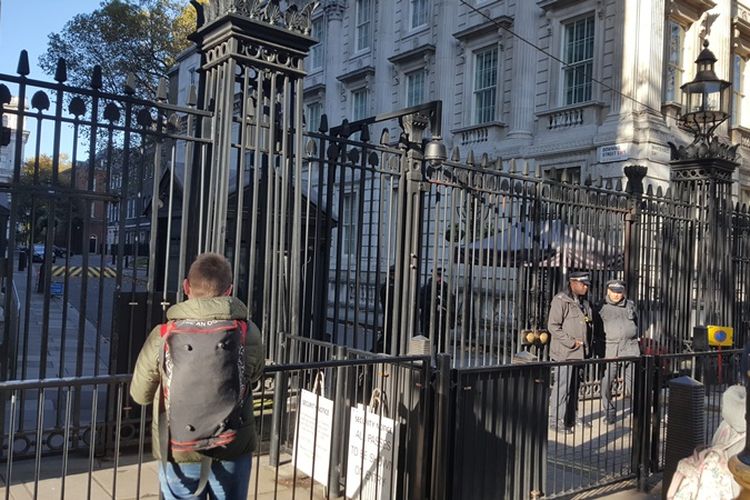 Pintu hitam jauh di balik gerbang besar ini terdapat pintu bernomor 10 atau yang dikenal dengan nama 10 Downing Street, kantor Perdana Menteri Inggris. Kantor dan tempat tinggal yang sudah dibangun sejak tahun 1735 ini merupakan tempat perdana menteri dari masa ke masa mengendalikan urusan negara dan menghasilkan berbagai keputusan yang menentukan nasib Inggris. 