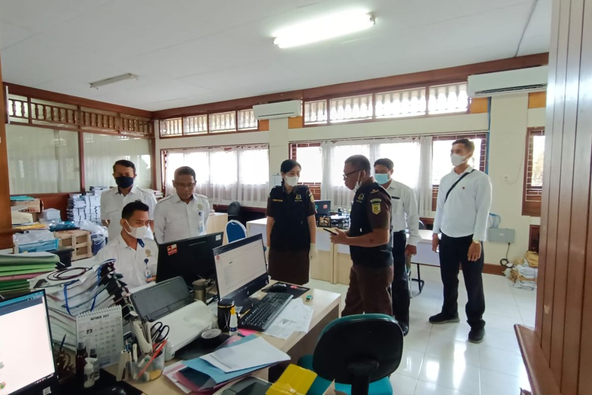 Penyidik Kejati Bali saat melakukan pengeledahan dan penyitaan dokumen di Universitas Udayana Bali terkait adanya dugaan korupsi penyalahgunaan dana Sumbangan Pengembangan Institusi (SPI) mahasiswa baru seleksi jalur mandiri tahun akademik 2018/2019 hingga 2022/2023./ Humas Kejati Bali